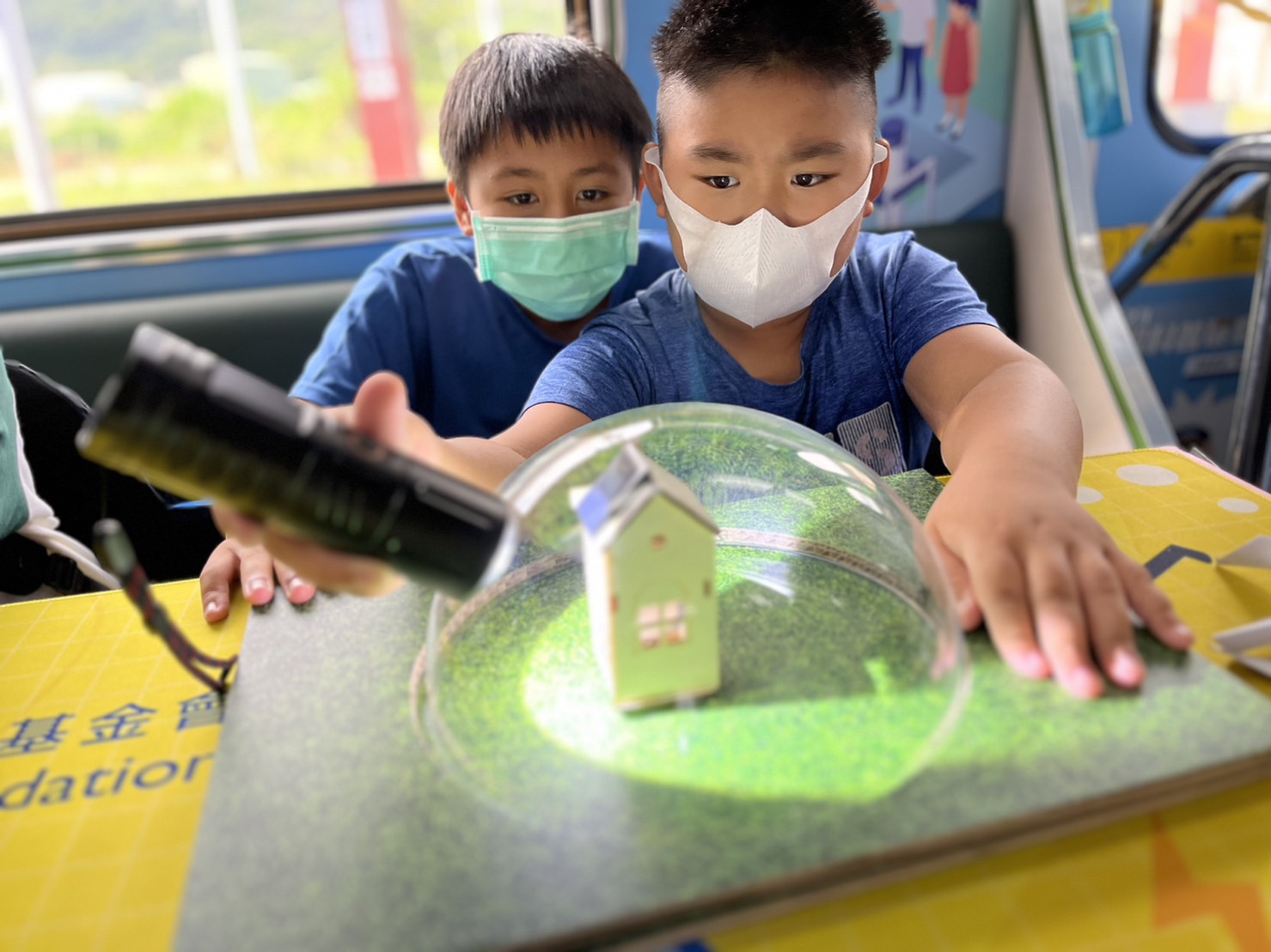 PA视讯參與基礎科學主題車廂，以STEAM教學精神，設計「逐日科學家」、「太陽能工程師」以及「淨零建築師」三大能源科普課程和實驗